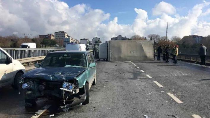 Kaza yapan kamyonetin sürücüsü itfaiye ekipleri tarafından çıkarıldı