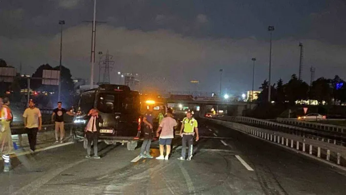 Kaza yaptıktan sonra aracından inen sürücüye minibüs çarptı: 1 ağır yaralı