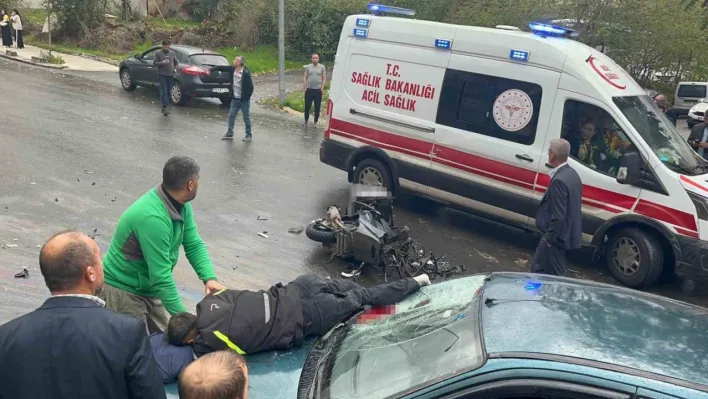 Kazada motosiklet otomobilin üzerine düştü: 1'i ağır 2 yaralı