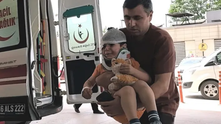 Kazada yaralandı,oyuncağını elinden hiç bırakmadı