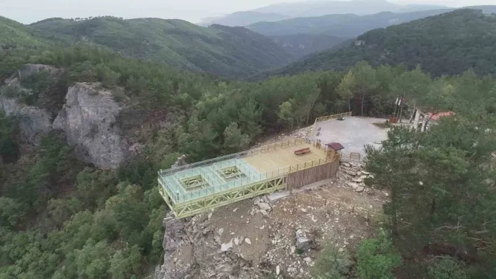 Kazdağları'nda aşırı sıcaklar nedeniyle camı çatlayan Şahinderesi Cam Seyir Terası ziyarete kapatıldı