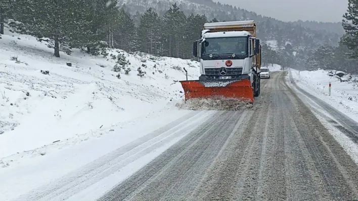 Kazdağları'nda kar yağışı trafiği olumsuz etkiliyor