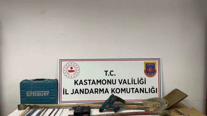 Kazı yapan definecilere jandarmadan suçüstü: 3 gözaltı