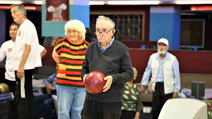 Keçiören'de huzurevi sakinleri bowling oynadı