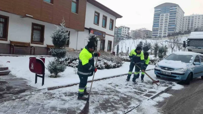 Keçiören'de karla mücadele aralıksız devam ediyor