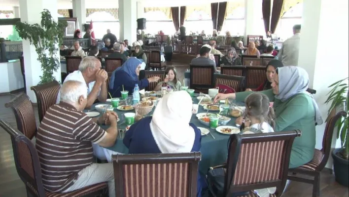 Keçiören'de şehit aileleri için gezi ve yemek düzenlendi