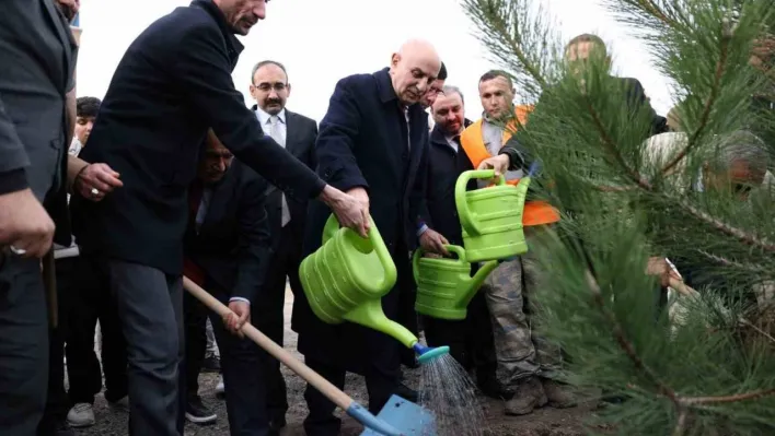 Keçiören'de Türkeş'in 106. doğum yıl dönümünde fidanlar toprakla buluştu