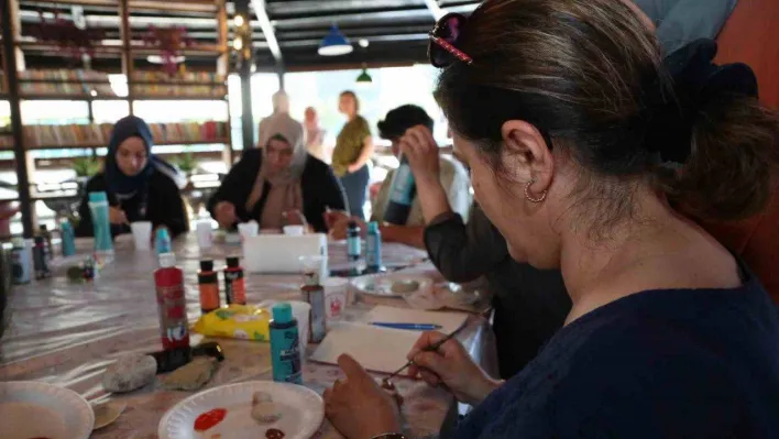 Keçiörenli kadınlar taş boya eğitimini tamamladı