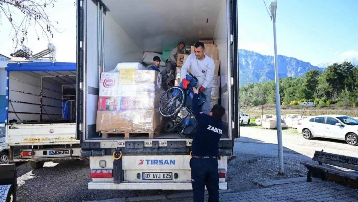 Kemer'den iki yardım tırı daha yola çıktı