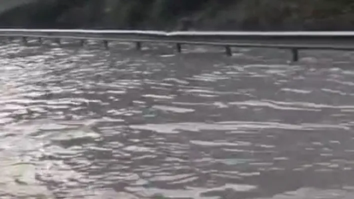 Kemerburgaz yolu göle döndü, araçlar güçlükle ilerledi