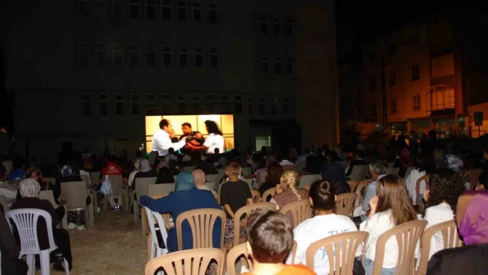 Kendi hayatını sahne alan filmi duygu dolu gözlerle izledi