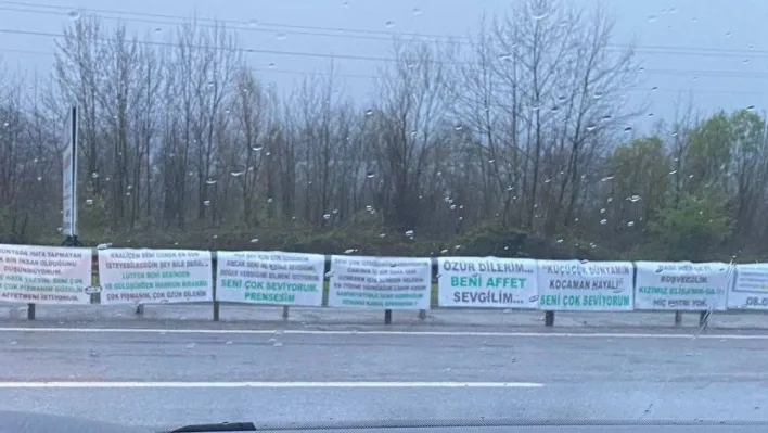 Kendini affettirmek için yolu pankartlarla donattı
