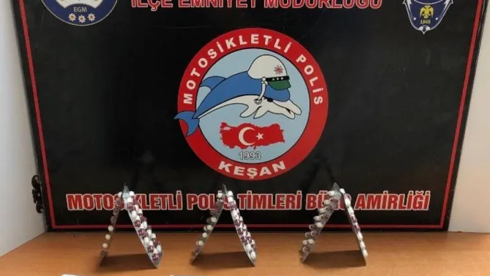 Keşan'da araçta yapılan kontrolde 182 sentetik ecza ele geçirildi