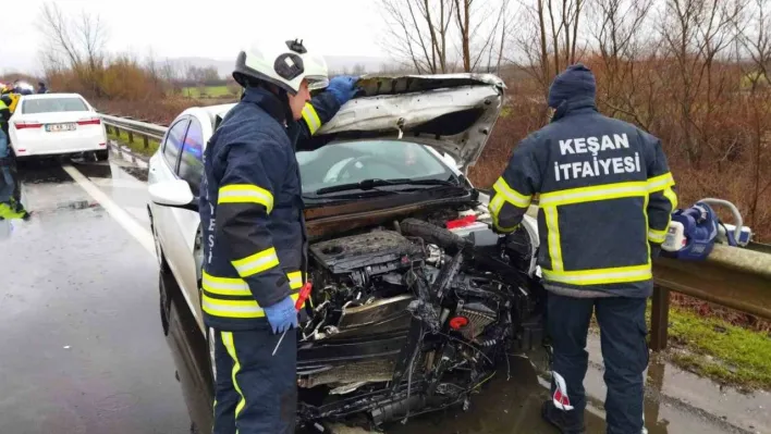 Keşan'da bariyerlere çarpan otomobildeki 4 kişi yaralandı