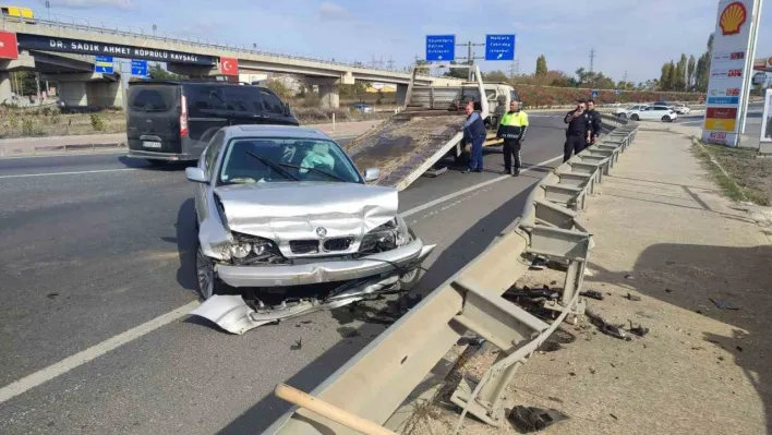 Keşan'da demir bariyere çarpan otomobilin sürücüsü yaralandı