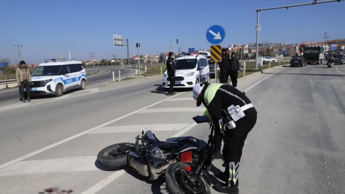 Keşan'da otomobil ile çarpışan motosikletin sürücüsü ağır yaralandı