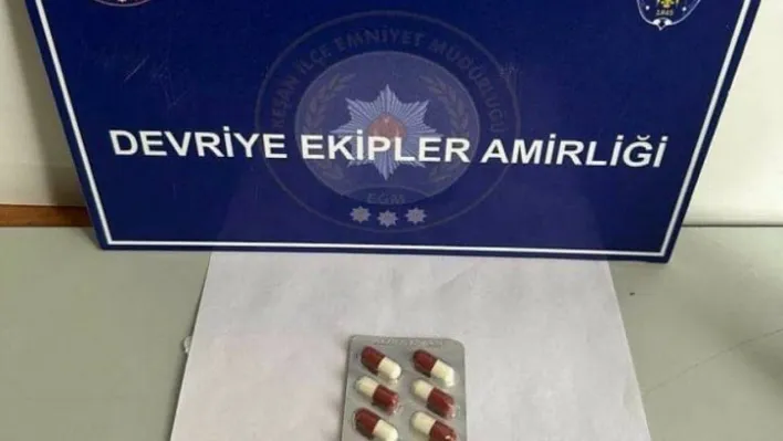 Keşan'da polisin durdurduğu şüpheliden sentetik ecza ele geçirildi