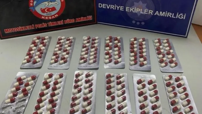 Keşan'da polisin durdurduğu şüphelinin elindeki poşette 163 adet sentetik ecza çıktı