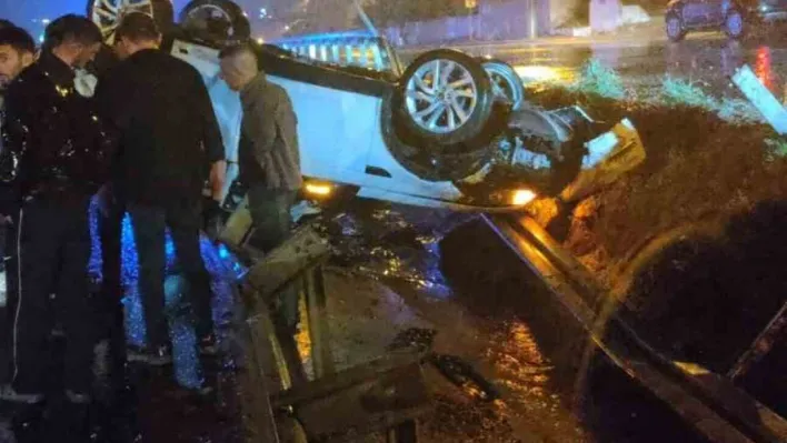 Keşan'da virajı alamayarak bariyerlere çarpan otomobildeki 3 kişi yaralandı