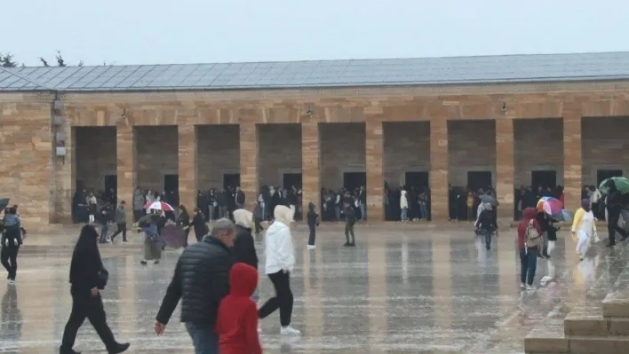 Kılıçdaroğlu, Anıtkabir'e gelen çocuklarla sohbet etti