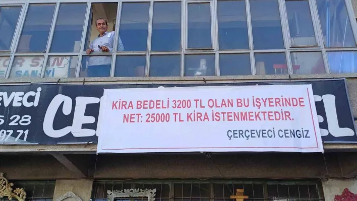 Kiraya yüzde 500 zam isteyen iş yeri sahibine dükkana astığı pankartla isyan etti