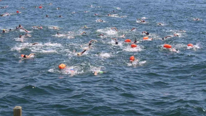 Kiraz Festivali'nde 5 kilometre yüzdüler