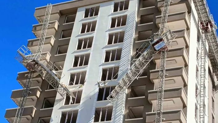 Kırılan yük asansöründen düşerek hayatını kaybeden inşaat işçisi son yolculuğuna uğurlandı