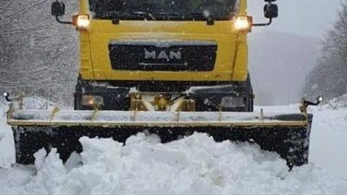 Kırklareli'de kardan kapanan köy yolları açıldı