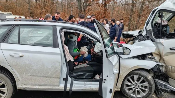 Kırklareli'de minibüs ile otomobilin çarpıştığı kazada 9 kişi yaralandı