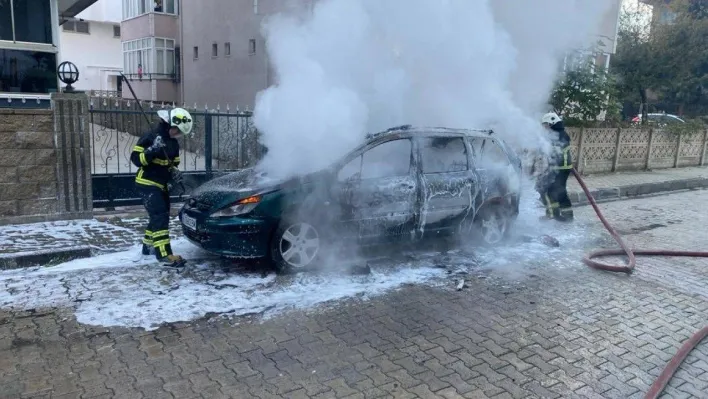 Kırklareli'de park halindeki otomobil alev aldı