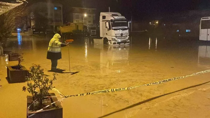 Kırklareli'de şiddetli yağış: Araçlar suya gömüldü