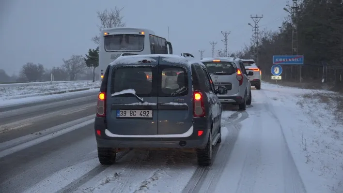 Kırklareli'nde kar yağışı etkili oluyor