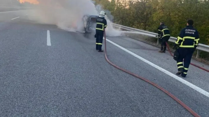 Kırklareli'nde seyir halindeki araç alev alev yandı