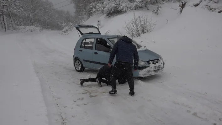 Kırklareli'nin yüksek kesimlerinde kar etkisini artırdı: Yer yer kar kalınlığı 25 santimetreye ulaştı