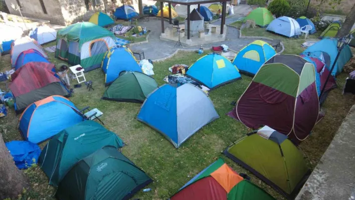 Kırkpınar sevdalıları otellerde yer bulamayınca parklara çadır kurdu