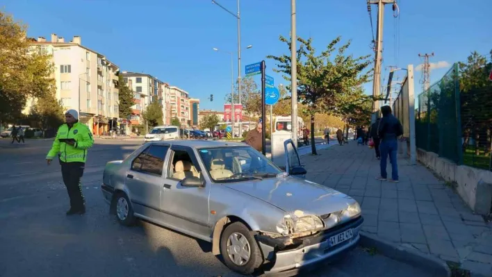 Kırmızı ışık ihlalinin kazayla sonuçlandığı anlar kamerada