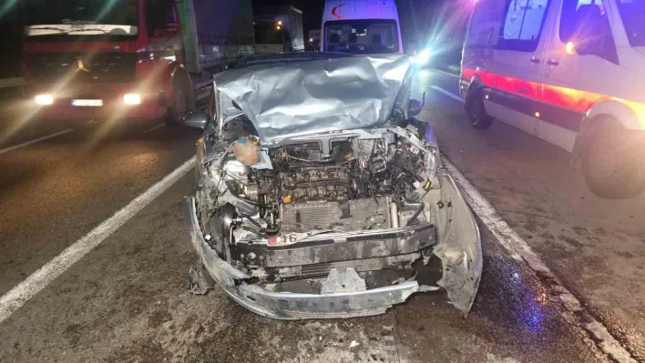 Kırmızı ışıkta duran otomobile arkadan çarptı: 1'i çocuk 5 yaralı
