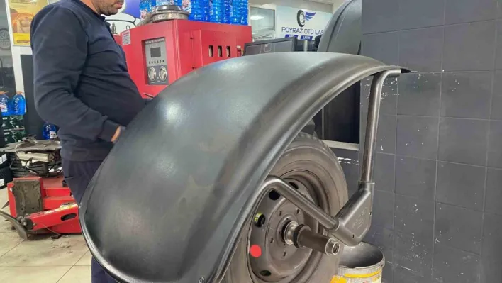 Kış lastiği zorunluluğu 15 Kasım'da başlıyor: Sürücüler lastik takmak için kar yağmasını beklememeli