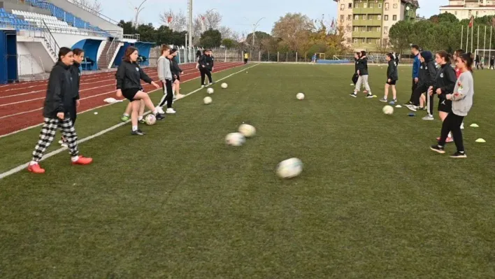 Kız öğrencilerin futbol tutkusu