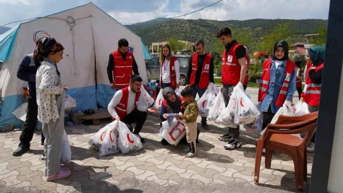 Kızılay bayramda depremzedelerin yanında