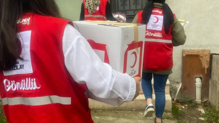 Kızılay gönüllüleri desteklerine devam ediyor