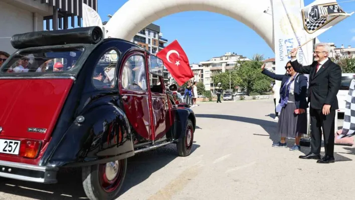 Klasik otomobiller, kız çocukları için yola çıktı