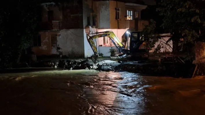 Kocaali'de dere taştı, birçok mahalle sular altında kaldı