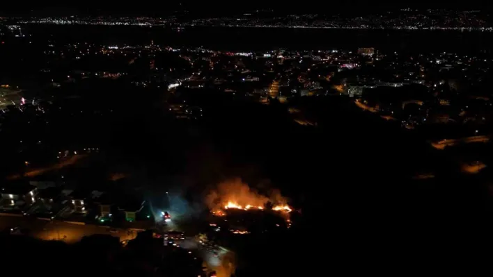 Kocaeli Başiskele'de çalılık alanda çıkan yangın geceyi aydınlattı