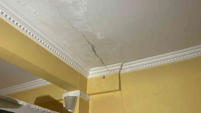 Kocaeli'de bir binanın kolonları çatladı: Aileler korkuyla evi tahliye etti