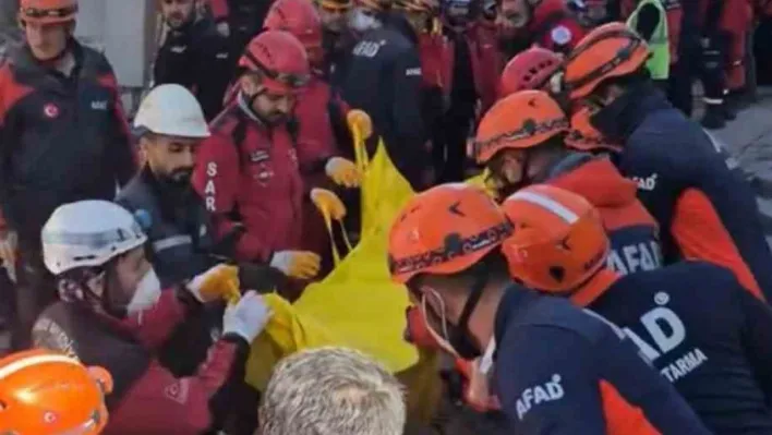 Kocaeli'de çöken binanın enkazından 2 kişinin cansız bedeni çıkarıldı