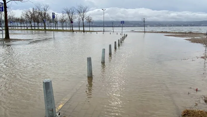 Kocaeli'de deniz taştı, sahil bandı suyla doldu