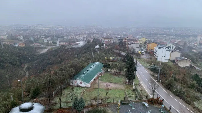 Kocaeli'de karla karışık yağmur etkili oluyor