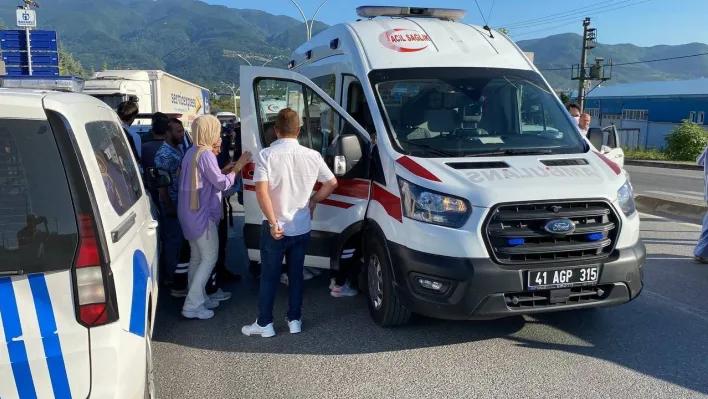 Kocaeli'de motosiklet ile otomobil çarpıştı: 3 yaralı