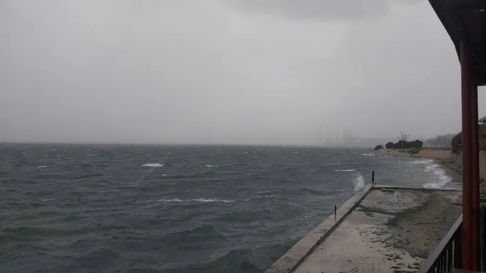 Kocaeli'de şiddetli lodos pazar yerini dağıttı